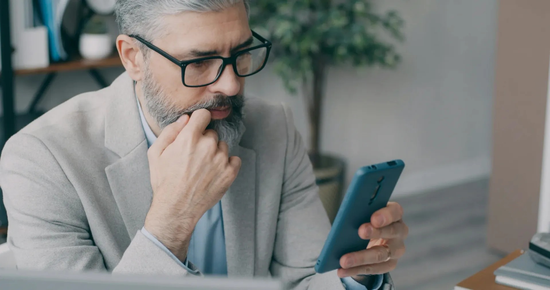 Mężczyzna telefon, sprawdzając cenę strony internetowej dla swojej firmy